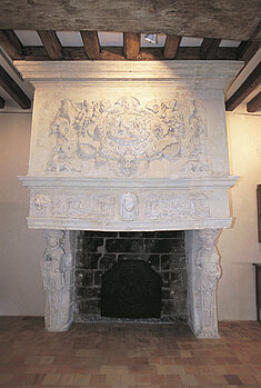 Cheminée du premier étage dont l’iconographie relate en plusieurs scènes l’histoire d’Actéon, grand chasseur de la mythologie grecque © Ville d’Angers. Cliché Thierry Bonnet.
