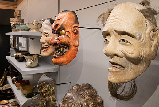 Photo de masques de théâtre Nô, hôtel de Pincé.