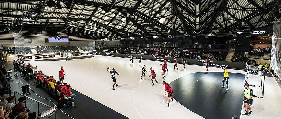 photo de la nouvelle salle du Haras prise pendant un match de handball