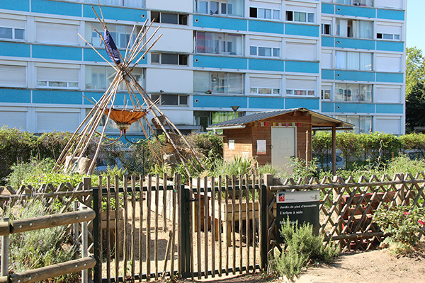 Photo du jardin de pied d&#039;immeuble square Paul-Val&eacute;ry.