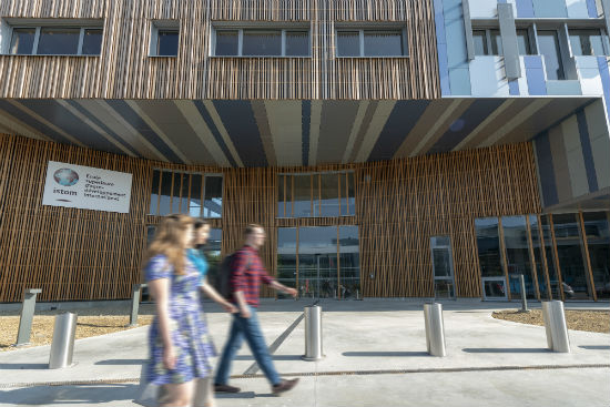 Le b&acirc;timent constitue une sorte de trait d&rsquo;union entre la ville et le bois.