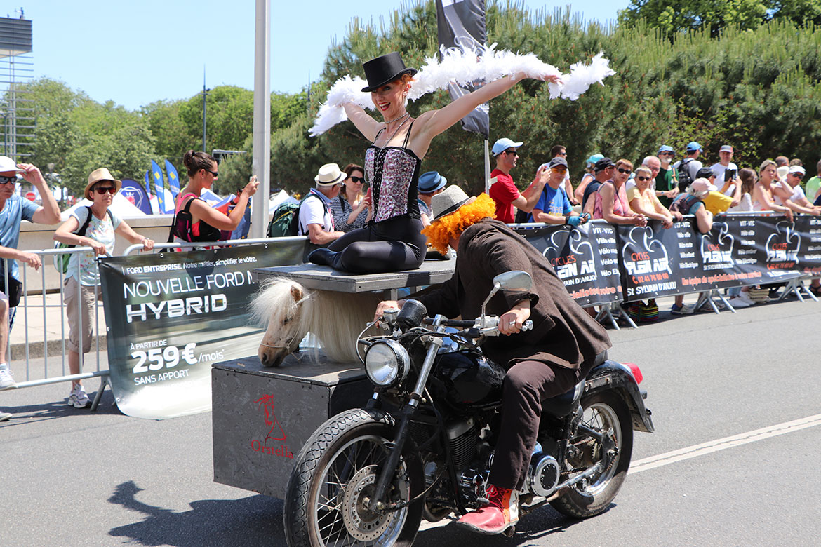 Un side-car un peu spécial menait la marche pour le départ de la course des familles.