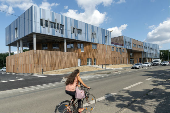 Le b&acirc;timent constitue une sorte de trait d&rsquo;union entre la ville et le bois. 