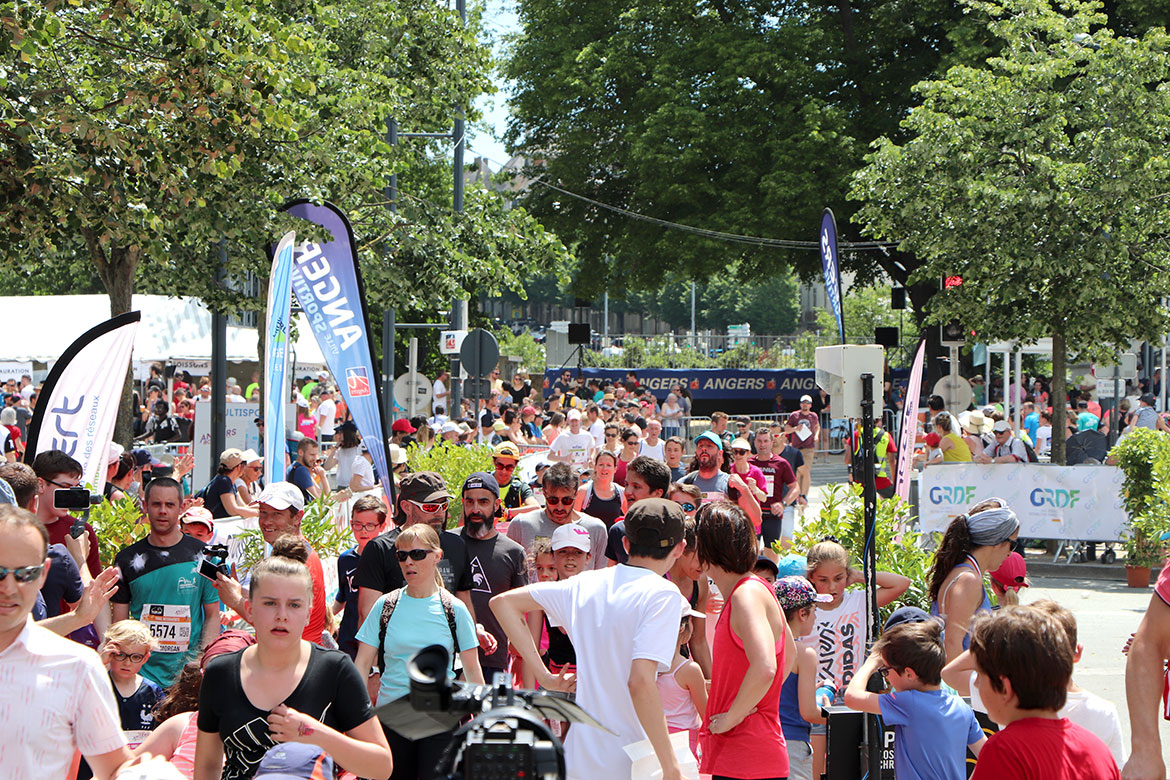 Arrivée groupée des familles, boulevard Gaston-Dumesnil.