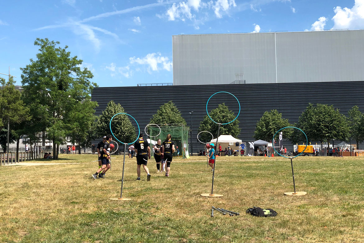 Session de quidditch &agrave; c&ocirc;t&eacute; du th&eacute;&acirc;tre Le Quai.