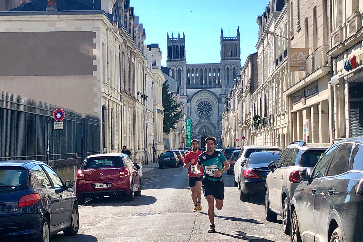 Départ matinal pour les coureurs des trails, avec pour certains un départ à Brissac et un parcours de 30 km avant d'arriver à Angers.