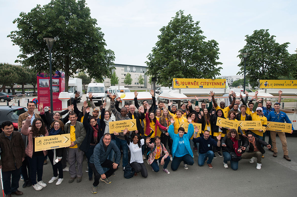 Groupe de bénévoles, à 9h, au village devant le théâtre Le Quai.