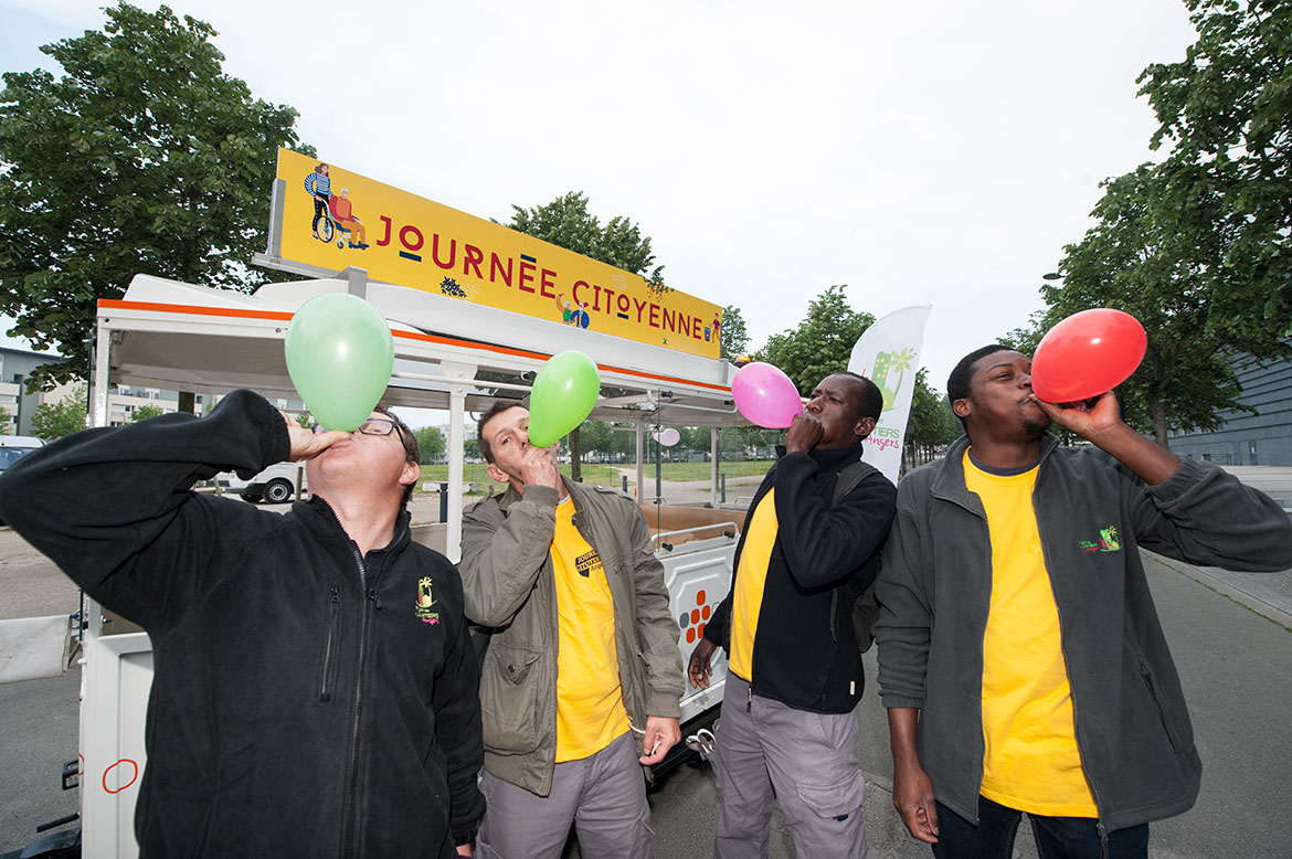 Pr&eacute;paration du petit train, pour des promenades dans la ville avec ramassage des encombrants.