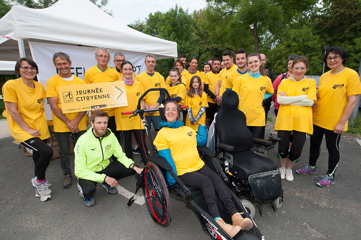 Départ de la course Cap Adept, au parc Balzac, pour valides et personnes avec un handicap.