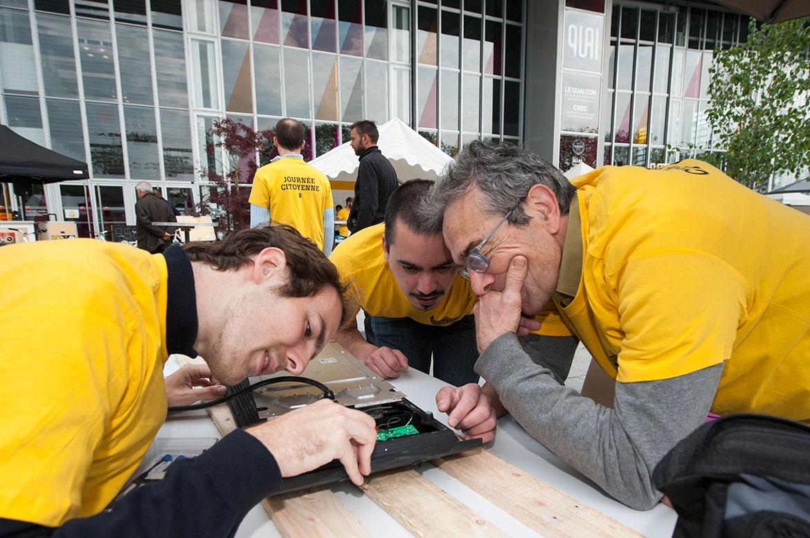 "Repair café": réparation d'appareils électriques au village du théâtre Le Quai.