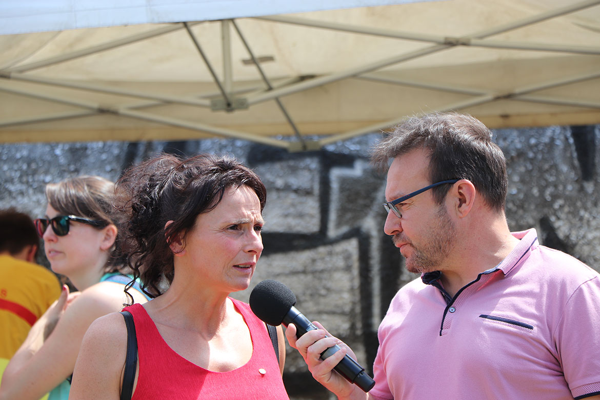 La nageuse handisport Claire Supiot, en interview sur les bords de Maine.