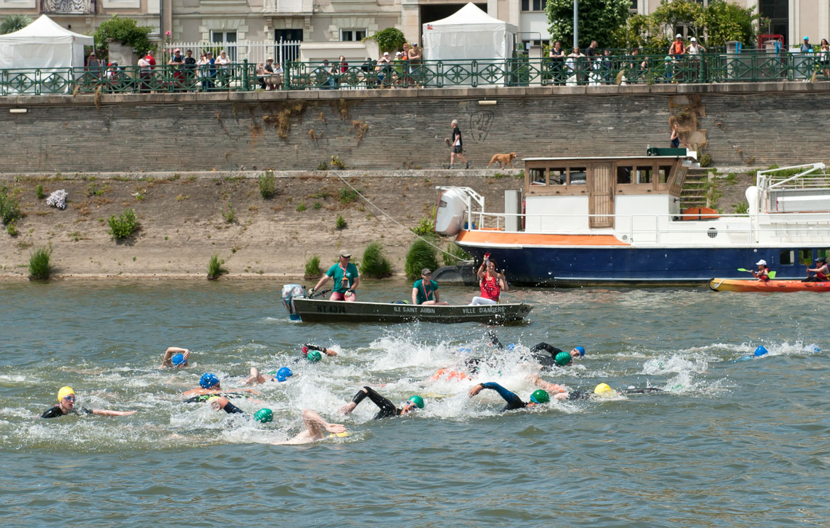 D&eacute;part de la course de 3 km en eau libre, donn&eacute; par Claire Supiot.