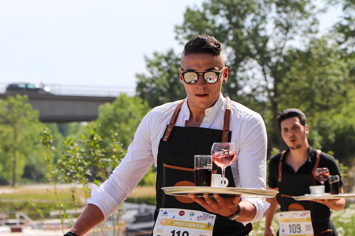 Attention &agrave; rester concentr&eacute; malgr&eacute; l&#039;intensit&eacute; de la course, avec une p&eacute;nalit&eacute; si le plateau est renvers&eacute;.