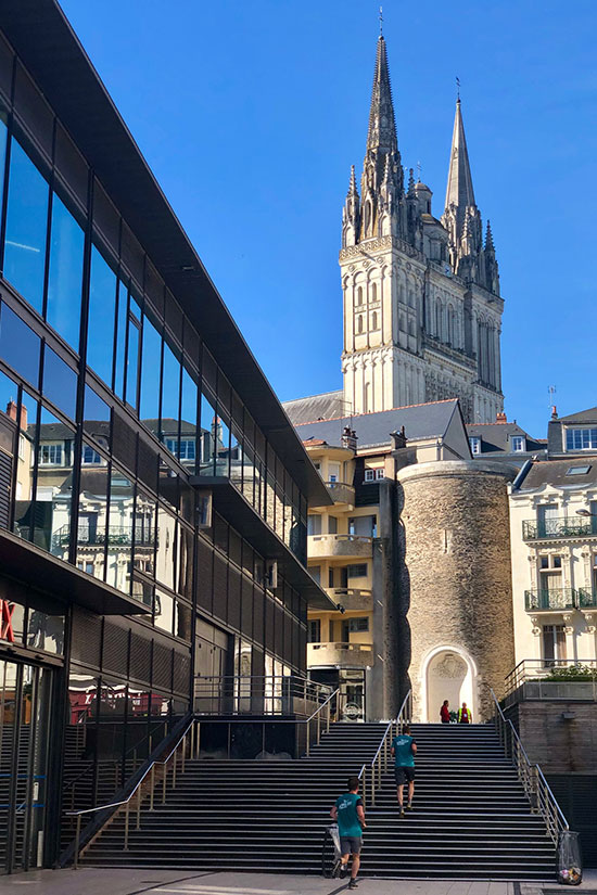 Quelques marches à monter place de la République. Un avant-goût du défi Saint-Maurice?