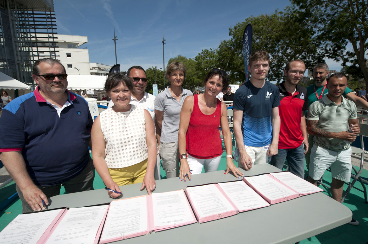 Dans la perspective des Jeux olympiques, signature de conventions tripartites (Ville, athlètes, clubs), ici avec Claire Supiot et le Club Angers Natation, Mathieu Rousselot et le club NDC Escrime, ainsi que Georges Ory, champion d’Europe de Boxe.