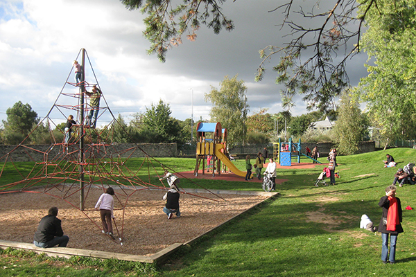 Parc du Hutreau, opération de reboisement