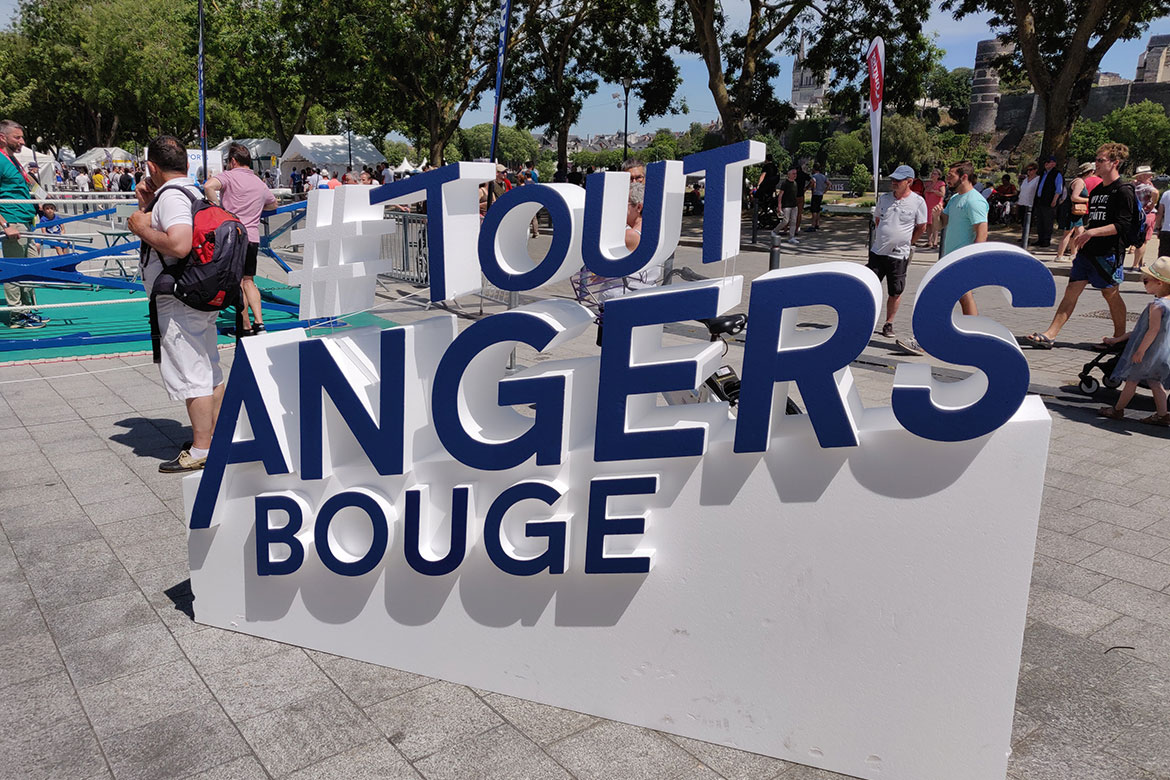 Le village des sports était installé devant le Quai, avec un ring servant de plateau d'interview.