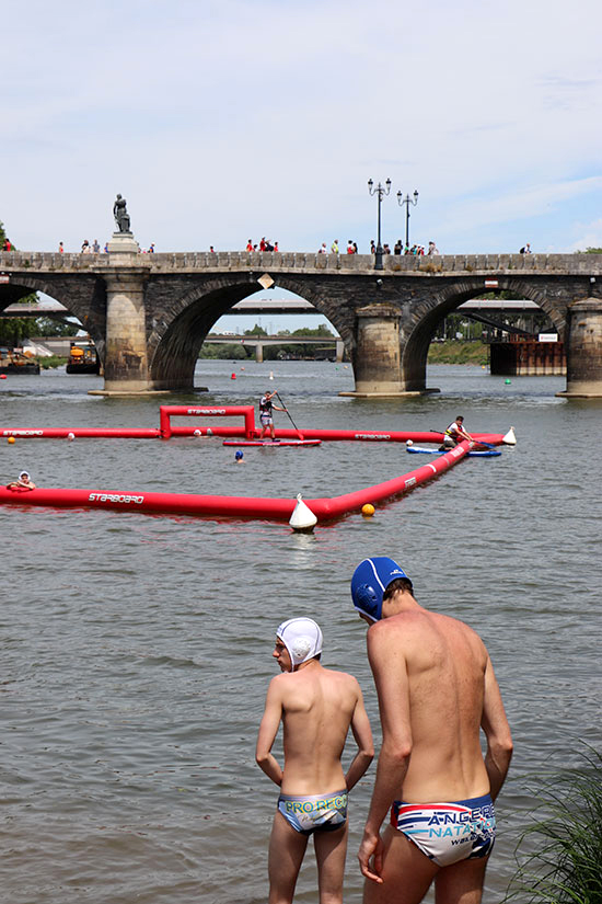 Water-polo dans la Maine, au pied du pont de Verdun.