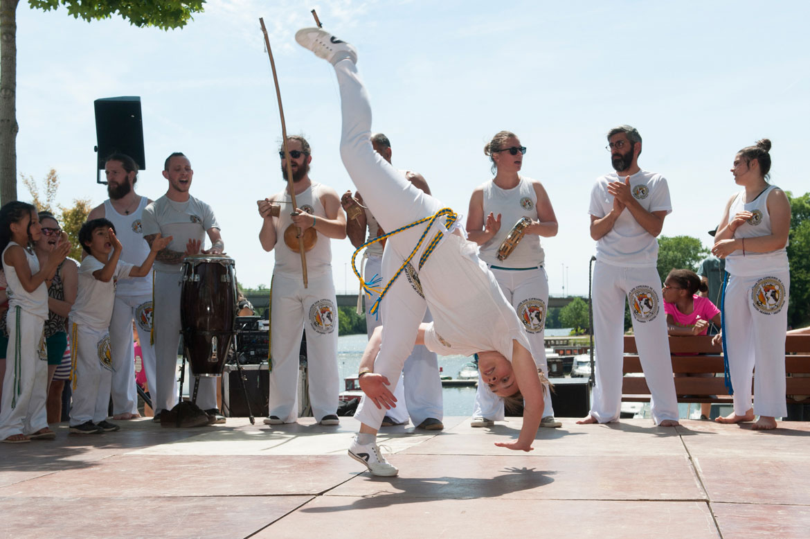 Entre dans et sport de combat, la capoeira se pratique en musique!