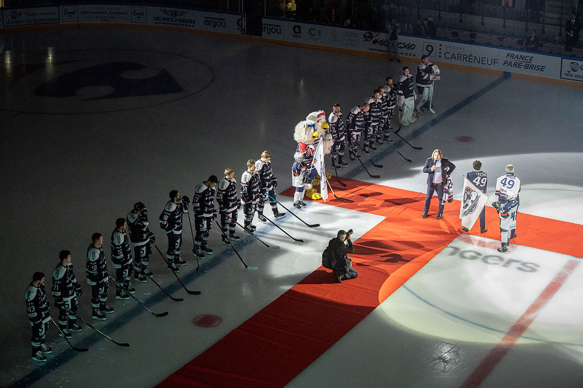 Discours d&#039;inauguration, avec le pr&eacute;sident des Ducs Micha&euml;l Juret, le maire d&#039;Angers Christophe B&eacute;chu, et le pr&eacute;sident de la F&eacute;d&eacute;ration fran&ccedil;aise de hockey sur glace Luc tardif.