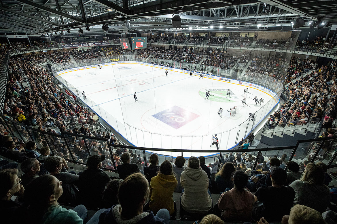 Les tribunes étaient pleines, avec 3500 personnes pour encourager les Ducs. Du jamais vu à Angers. 