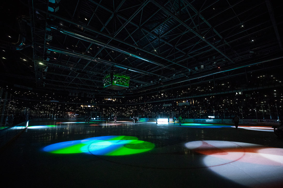Ambiance et jeux de lumière pendant les arrêts de jeu.