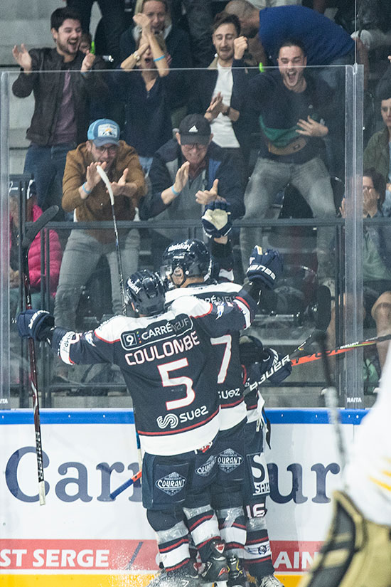 La joie sur le premiers but inscrit par les Angevins à l'Iceparc. Les Ducs auront fait honneur à leur nouvelle patinoire en remportant une très belle victoire. 