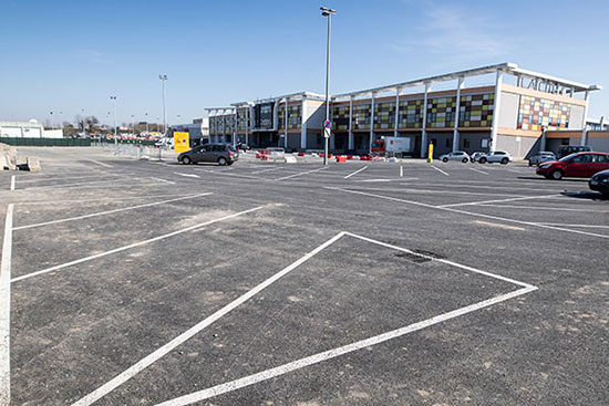 Le site du Doyenné bénéficie de la proximité des parkings de la cité et du centre commercial Saint-Serge.