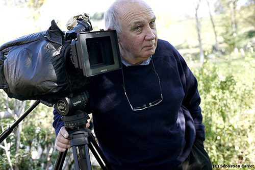 Raymond Depardon interviendra au prochain festival Premiers Plans 2020 qui rendra hommage &agrave; ses films dans le cadre d&#039;une large r&eacute;trospective. Ici sur le tournage de &quot;Profils paysans : la vie moderne&quot;, en 2008.