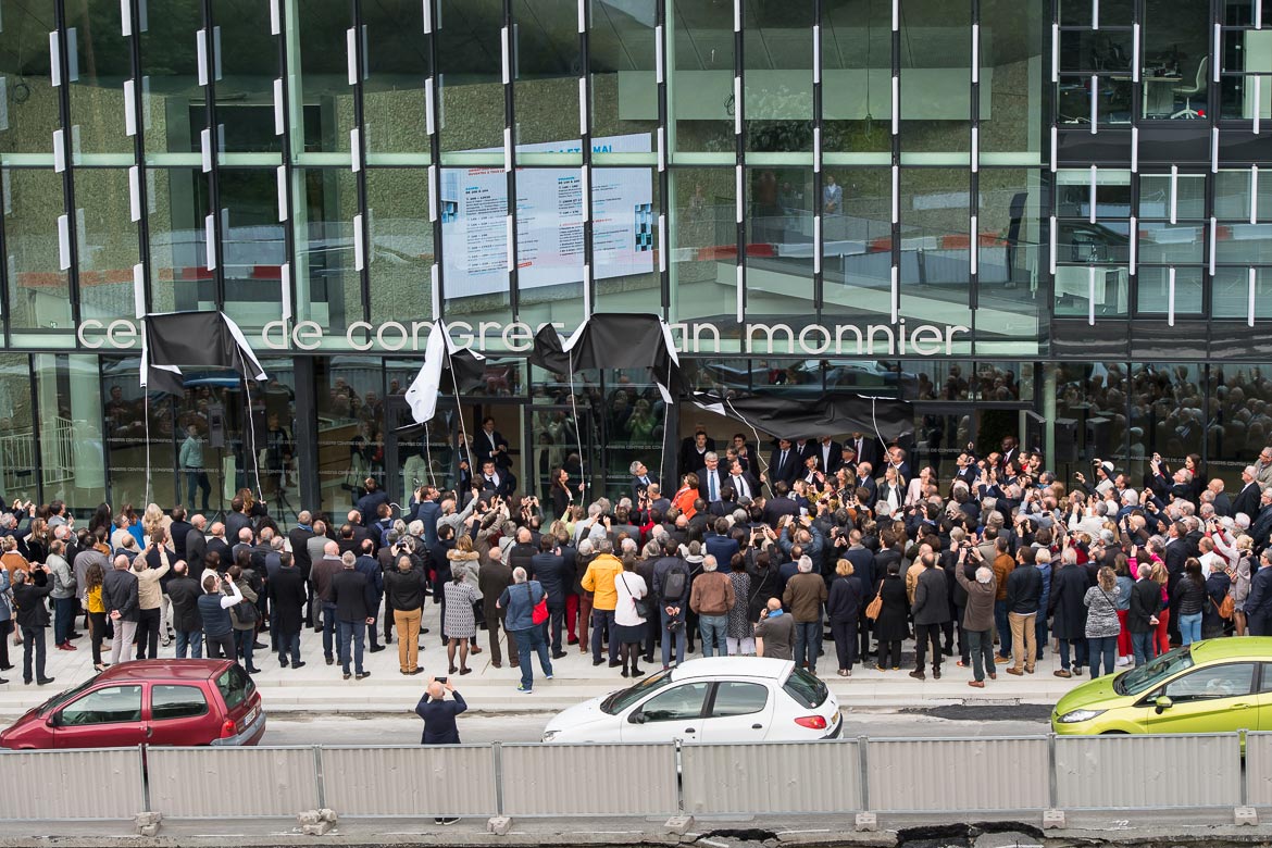 Dévoilement du nouveau nom du centre de congrès, hommage à l'ancien maire d'Angers Jean Monnier.