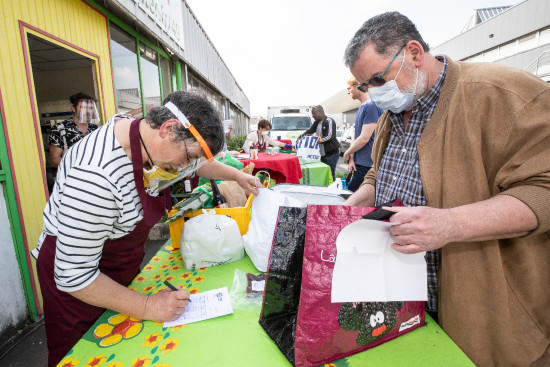 Photo de distribution de commandes au drive fermier.