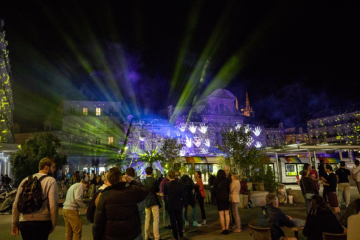 Les Accroche-coeurs, place du Ralliement.