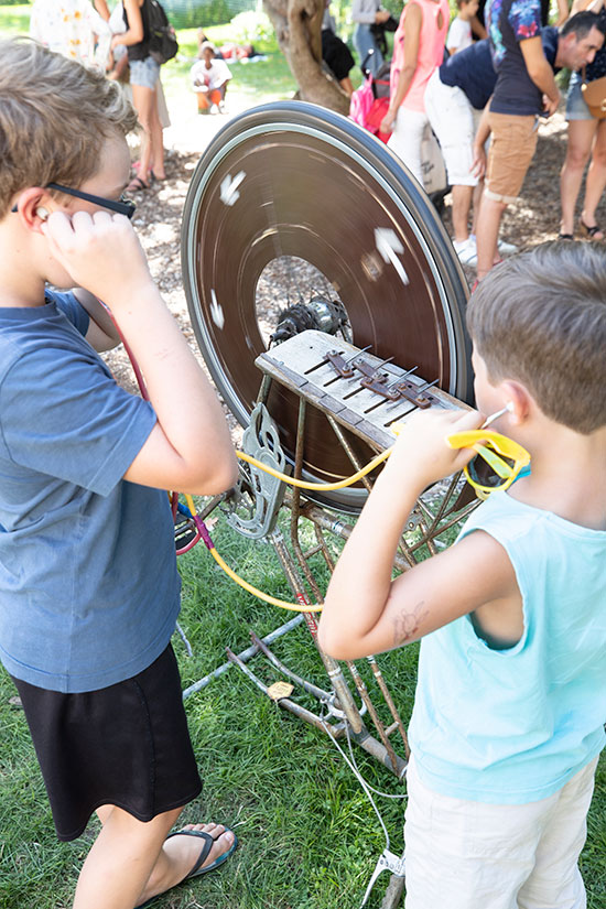 Les &eacute;cyclophones&quot;, dans le jardin du mus&eacute;e des beaux-arts.