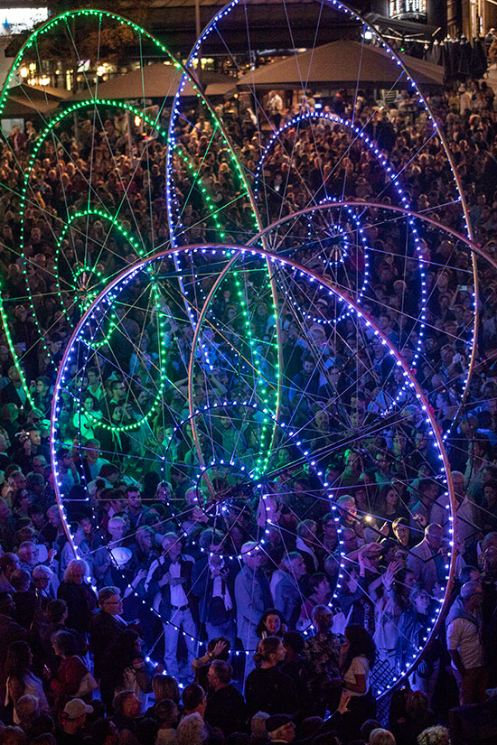 Dix roues illuminées en déambulation avec danse et musique: "Color Wheels".