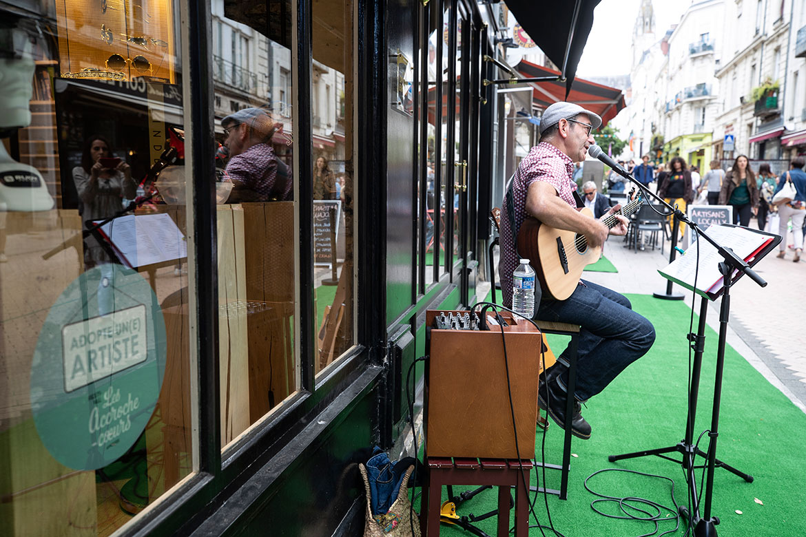 "Adopte un artiste" permet aux artistes locaux de participer au festival, invités par les commerçants du centre-ville.