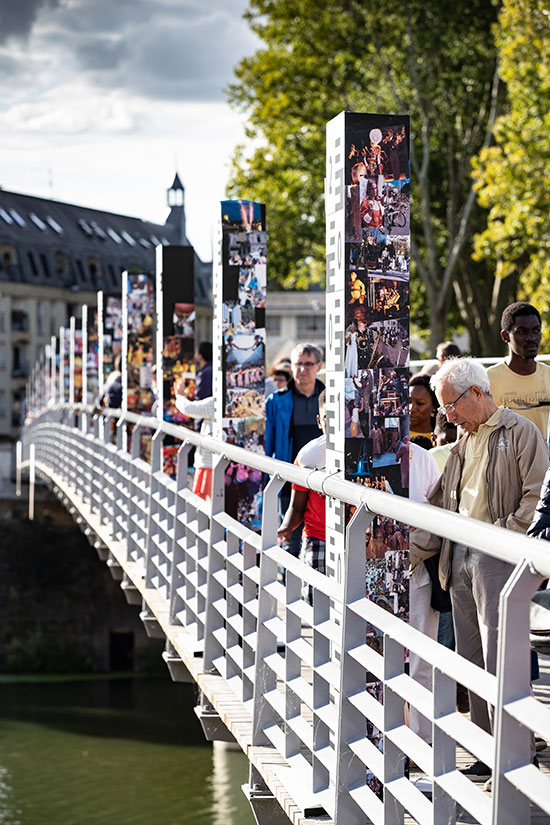 Sur des &eacute;chelles de crue, pont des Arts-et-M&eacute;tiers, 20 ans d&#039;Accroche-coeurs en photos.