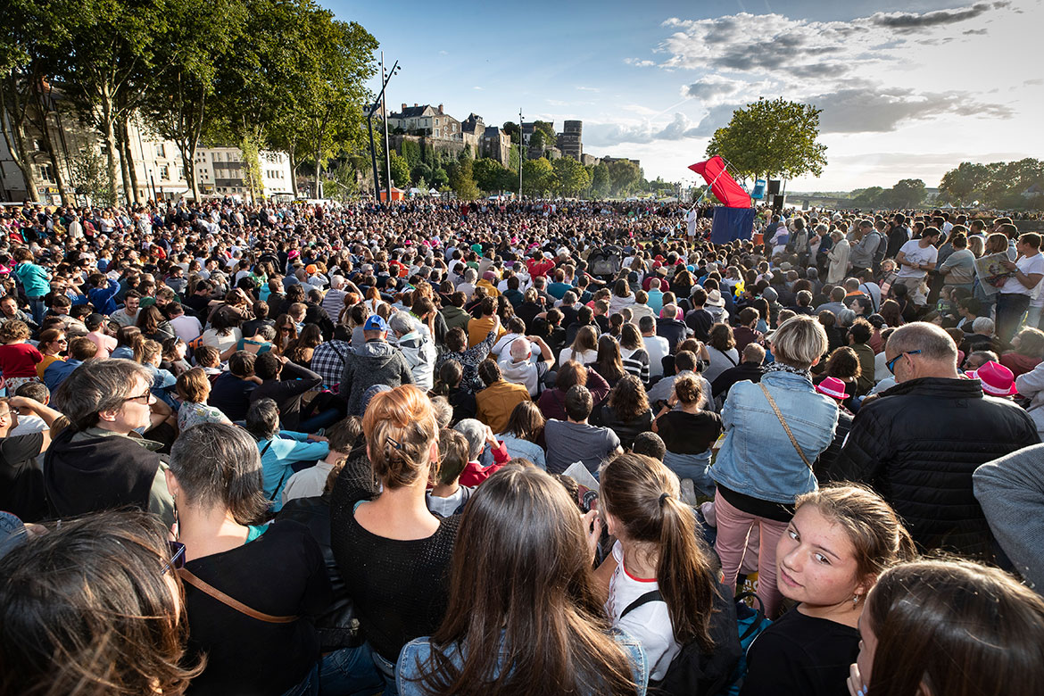 Le public au rendez-vous esplanade Coeur de Maine pour suivre une comp&eacute;tition de haut vol: le championnat du monde d&#039;aquatisme.