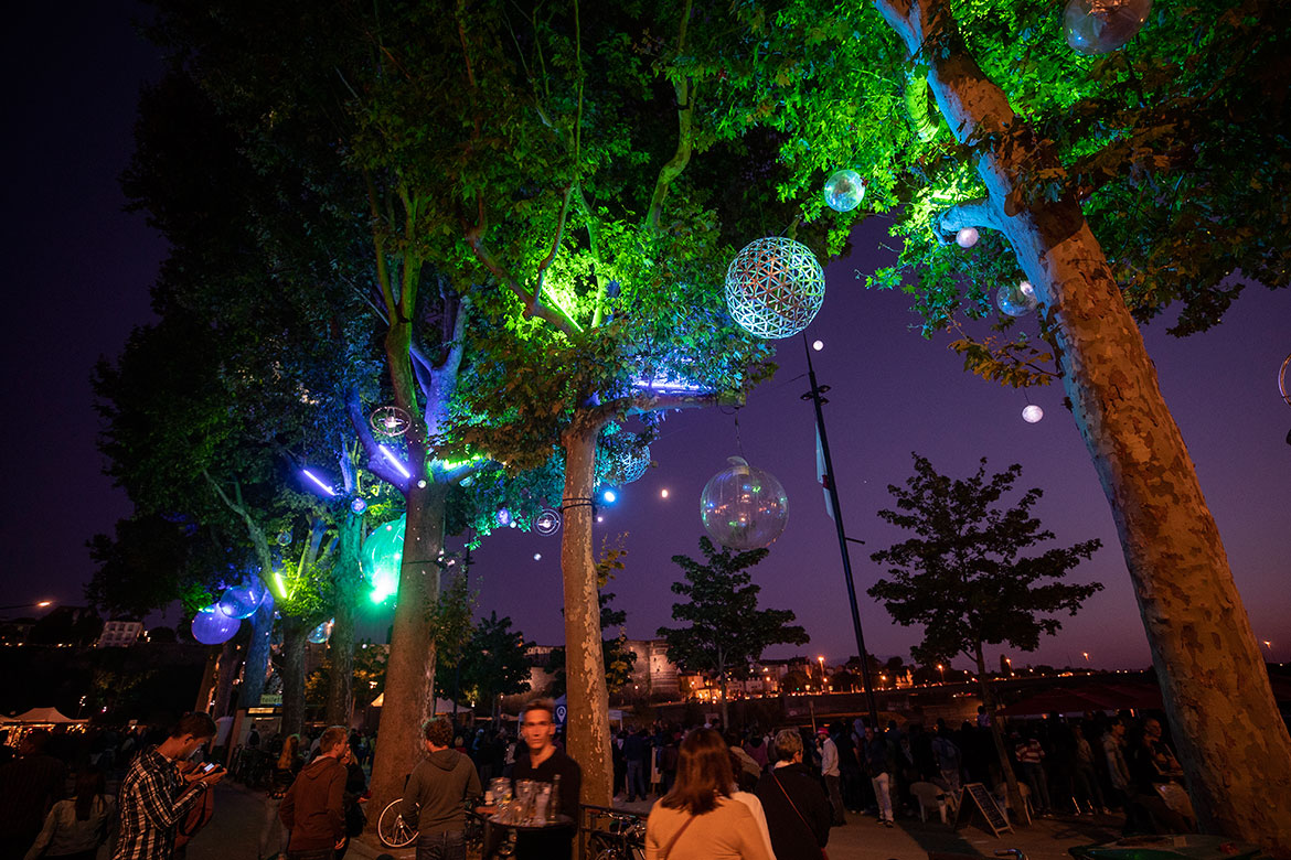 Sph&egrave;res transparentes pour nuit &eacute;toil&eacute;e, quai des Carmes.