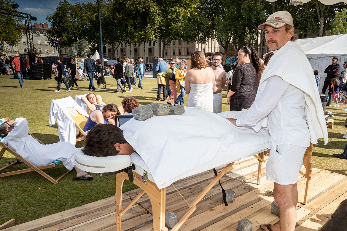 Massage aux pierres chaudes: les Accroche-coeurs aux petits soins des festivaliers.