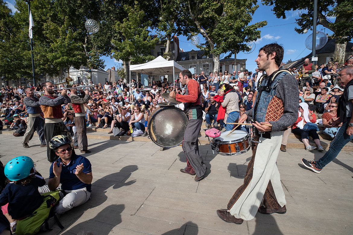 Diabladas corps soufflants, en fanfare quai des Carmes.