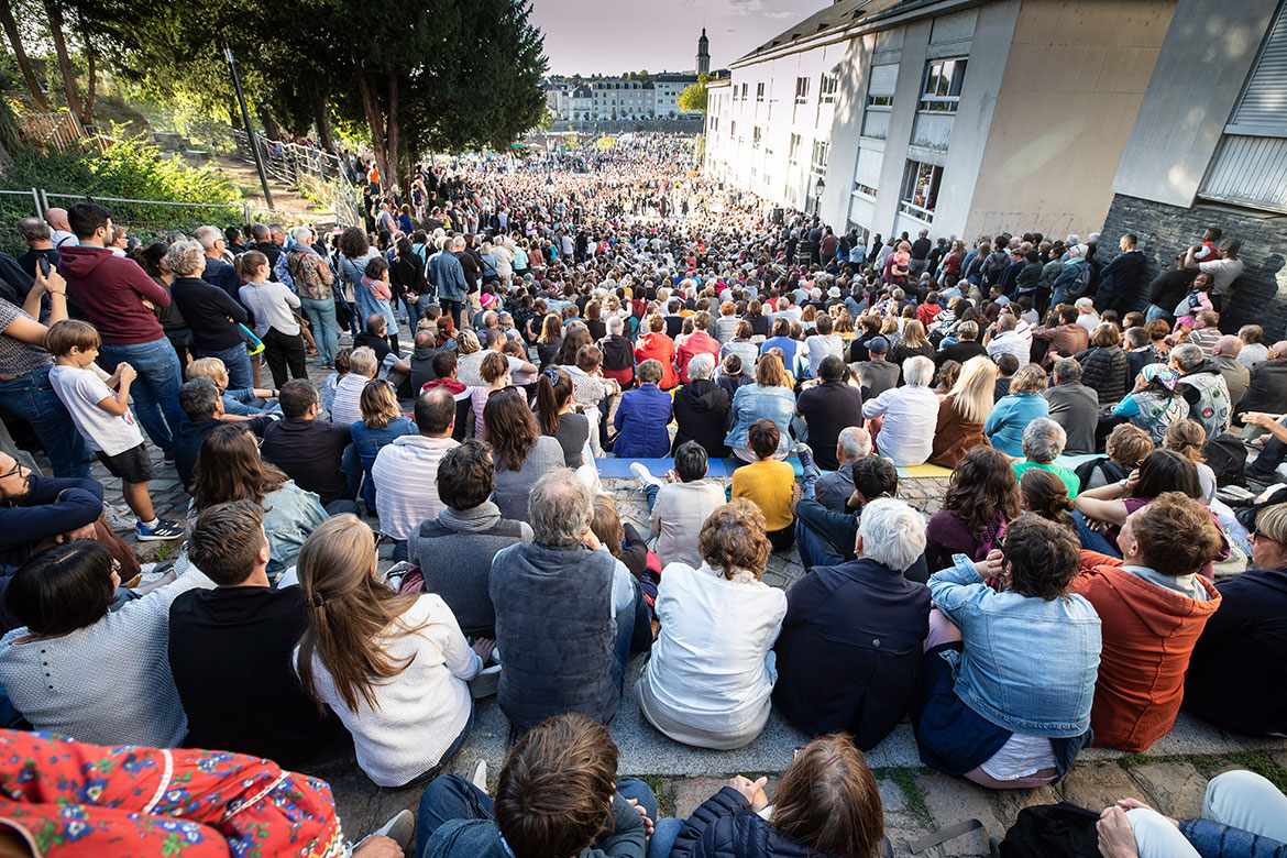 La foule mont&eacute;e Saint-Maurice pour la c&eacute;r&eacute;monie de cl&ocirc;ture, avec les Jo Bithume en grande pompe.