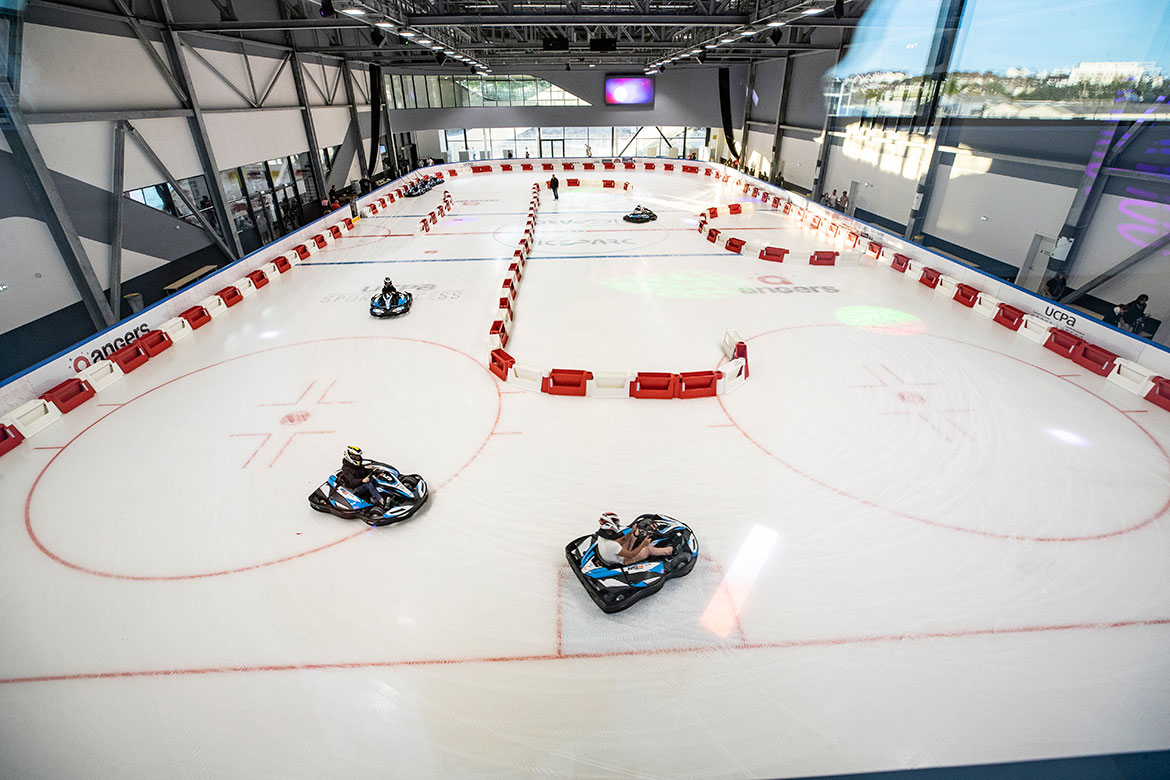 Une initiation au karting sur glace &eacute;tait propos&eacute;e sur la piste ludique.