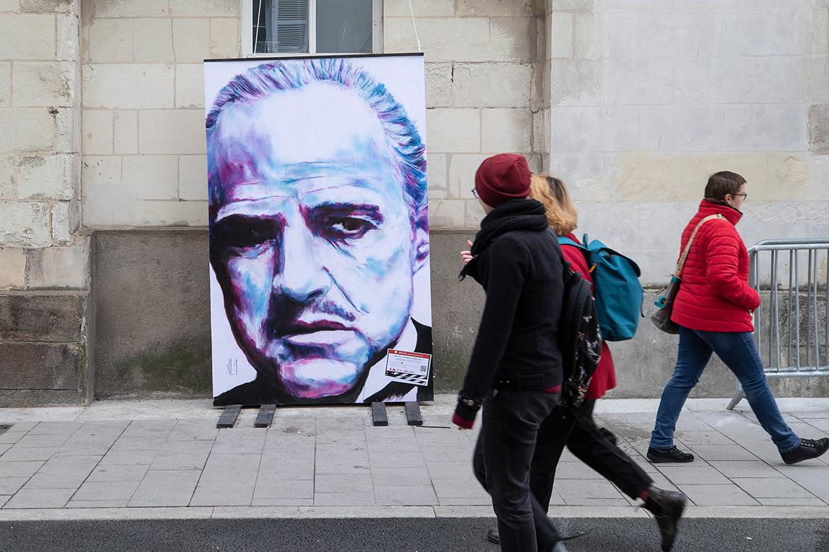 Dans les rues du centre-ville, portraits g&eacute;ants de r&eacute;alisateurs, acteurs et actrices, r&eacute;alis&eacute;s pars l&#039;artiste AL1.