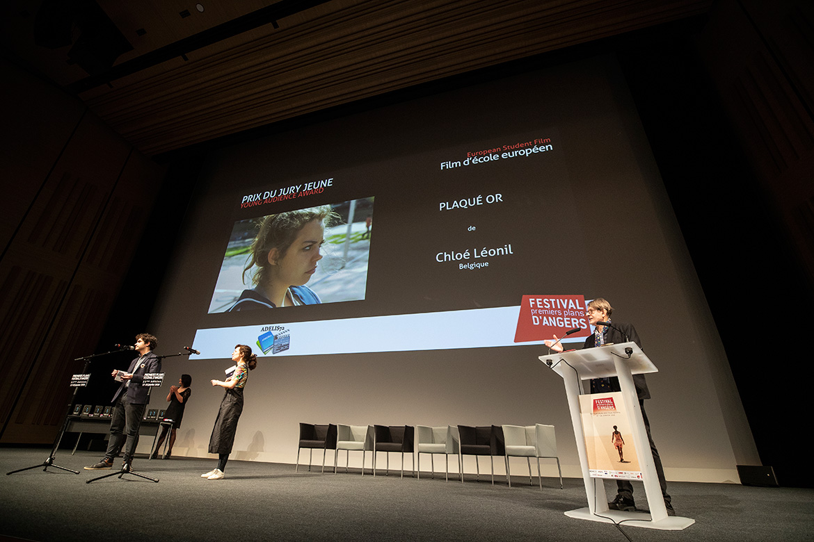 Prix du jury jeune - Film d&#039;&eacute;cole europ&eacute;en: &quot;Plaqu&eacute; or&quot; de Chlo&eacute; L&eacute;onil.