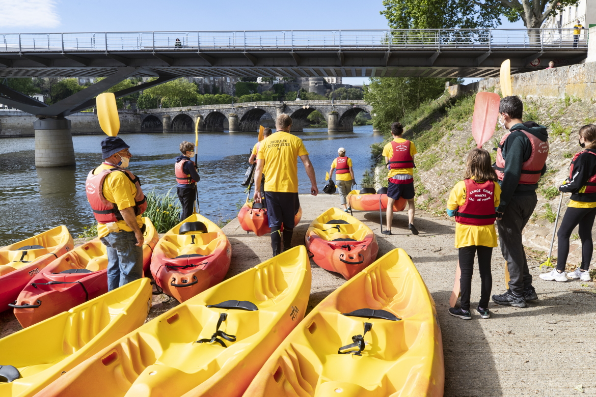 Photo de ramassage des d&eacute;chets sur les rives de la Maine