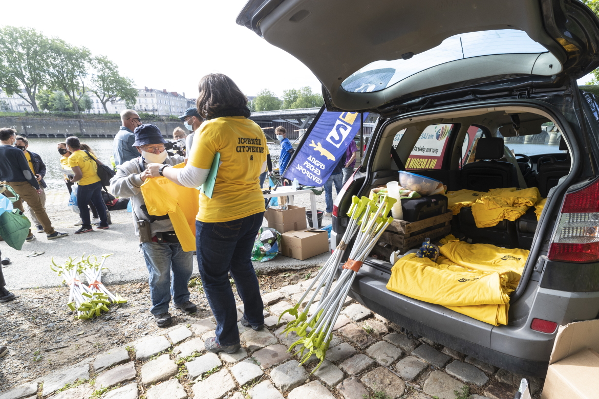 Photo de ramassage des d&eacute;chets sur les rives de la Maine