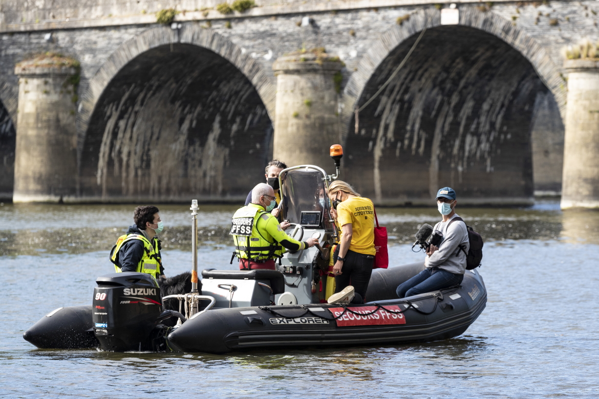 Photo de ramassage des déchets sur les rives de la Maine