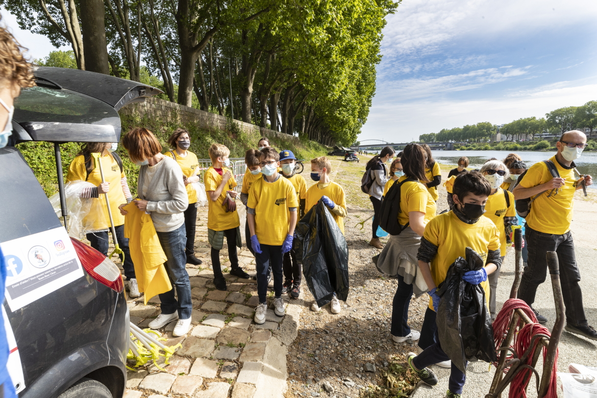 Photo de ramassage des d&eacute;chets sur les rives de la Maine