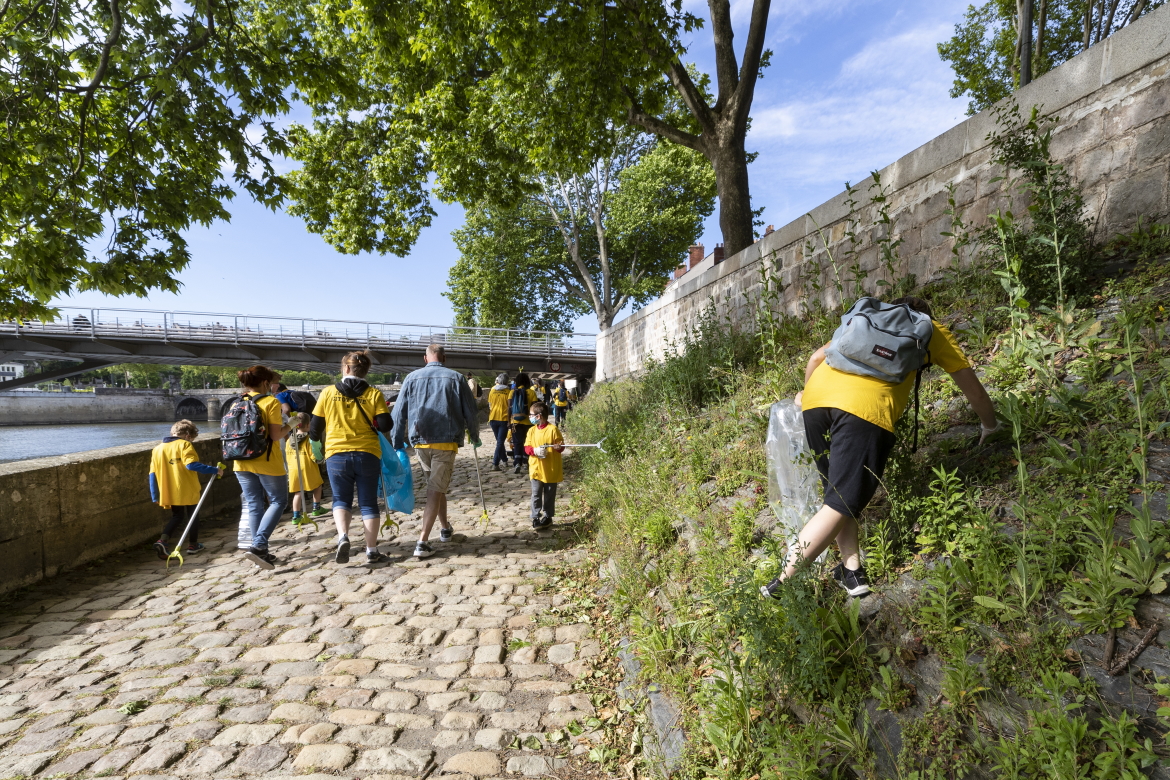 Photo de ramassage des d&eacute;chets sur les rives de la Maine