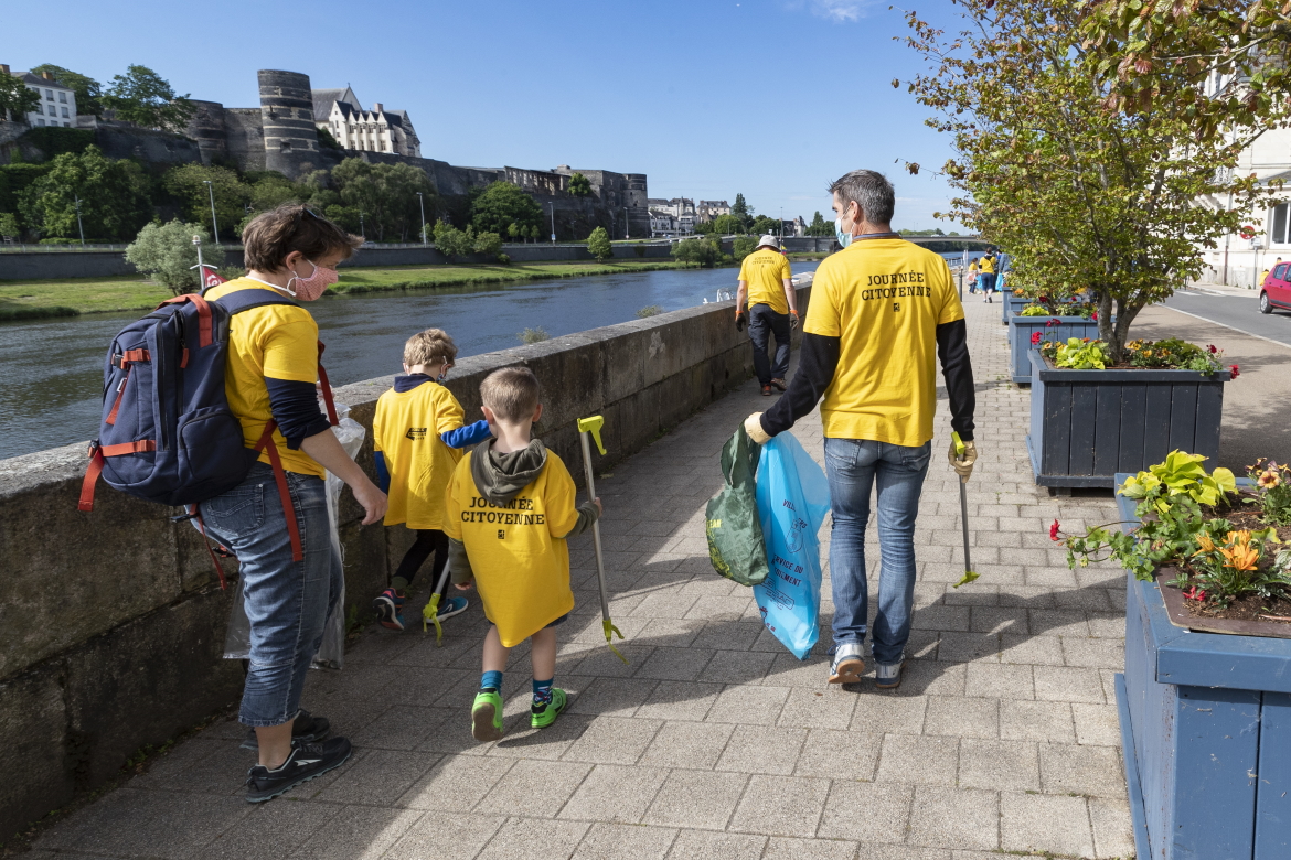 Photo de ramassage des déchets sur les rives de la Maine